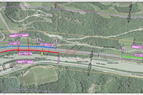 Ortophoto-Aufnahme mit den drei geplanten Lärmschutzwänden entlang der Brennerautobahn (A22) bei Bozen Nord und etwas nördlich davon. (Foto: LPA/Brennerautobahn AG)