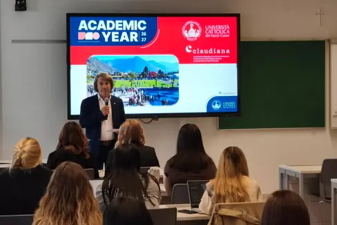 Diventare un buon medico significa essere disposti a continuare ad apprendere per tutta la propria carriera professionale. Le conoscenze scientifiche sono indispensabili. Altrettanto importanti, però, sono l’empatia, la comunicazione e la capacità di vedere la persona che si cela dietro ogni diagnosi», ha sottolineato l’assessore provinciale Hubert Messner in occasione della prima lezione dell’anno accademico del corso di laurea in Medicina e Chirurgia a Bolzano. (Foto: USP/Michael Mayr)