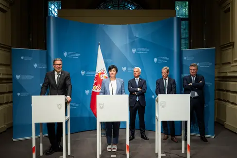 Als gemeinsame Anstrengung für das leistbare Wohnen in Südtirol bezeichneten Landeshauptmann Arno Kompatscher (im Bild von links), Wohnlandesrätin Ulli Mair, Nicola Calabrò (Südtiroler Sparkasse), Herbert Von Leon (Raiffeisen) und Alberto Naef (Volksbank) die Neuregelung des Bausparens. (Foto: LPA/Fabio Brucculeri)