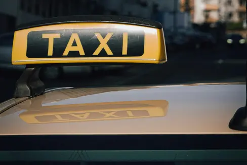 Die Landesregierung hat die Durchführungsverordnung für Taxidienste und Mietwagen mit Fahrer aktualisiert. Künftig sollen umweltfreundlichere Fahrzeuge eingesetzt werden. Wer die Dienste nutzt, soll auch bargeldlos dafür bezahlen können. (Foto: Pexels – Das Foto darf nur im Zusammenhang mit dieser Aussendung verwendet werden.)