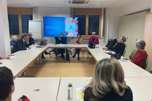 Die Mitglieder des Landesbeirates für Chancengleichheit um Präsidentin Ulrike Oberhammer (4.v.l.) haben intensiv der Leiterin der Antidiskriminierungsstelle, Priska Garbin (5.v.l) und Gleichstellungsrätin Michela Morandini (6.v.l.) diskutiert. (Foto: LPA/Dominik Holzer)