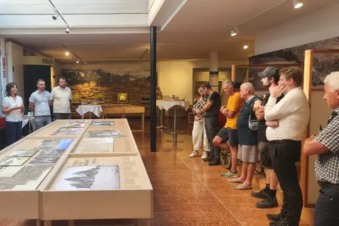 Die neue Sonderschau Pictures in the Landscape im Naturparkhaus Drei Zinnen ist eröffnet: Im Bild die Teilnehmerinnen und Teilnehmer der Eröffnungsfeier, die am 16. Juli stattfand. (Foto: LPA/Amt für Natur-Thomas Kiebacher)