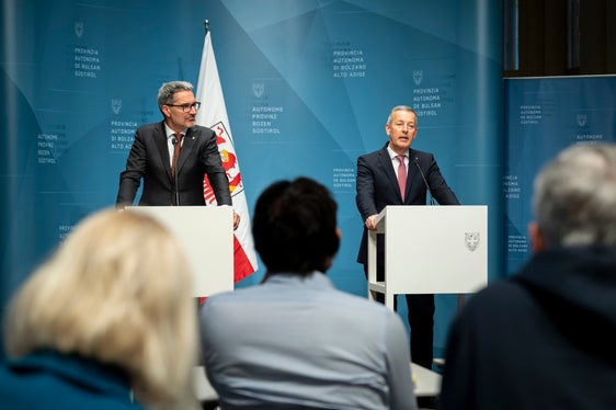 Landeshauptmann Kompatscher und Landesrat Brunner haben am 1. April die Wärmepumpen-Offensive der Landesregierung vorgestellt. (Foto: LPA/Fabio Brucculeri)