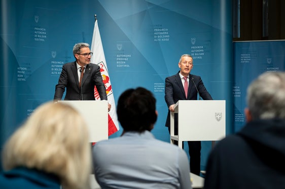 Landeshauptmann Kompatscher und Landesrat Brunner haben am 1. April die Wärmepumpen-Offensive der Landesregierung vorgestellt. (Foto: LPA/Fabio Brucculeri)