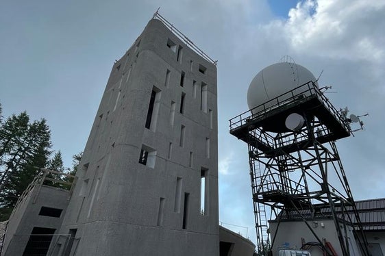 Der alte und der neue Radarturm am Gantkofel: rechts das alte Stahlgerüst, das abgebaut wird, links der neue Turm, der jetzt bezugsfertig ist. (Foto: LPA/Landesamt für Meteorologie und Lawinenwarnung)