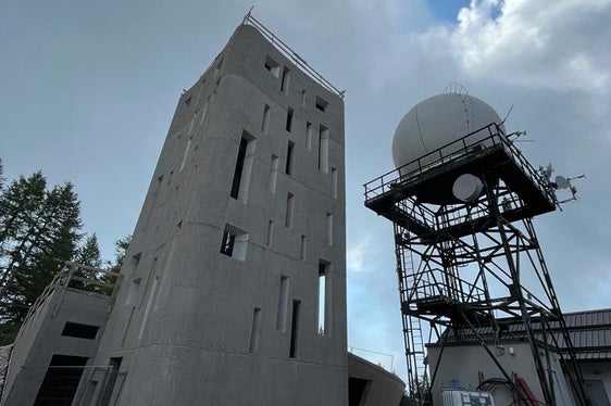 Una fase dei lavori della nuova torre che ospita l'impianto sul Monte Macaion (Foto: Ufficio meteorologia e prevenzione valanghe)