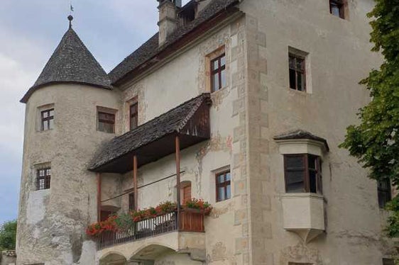 Die Arbeiten zur Sanierung der Fassade und des Dachs von Schloss Velthurns können anlaufen. (Foto: LPA)