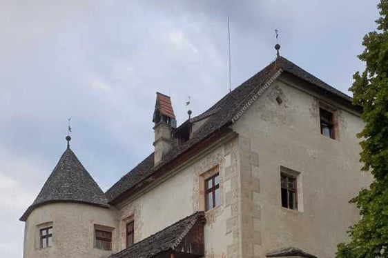 A breve potranno partire i lavori di rifacimento della copertura e delle facciate esterne di Castel Velturno. (Foto: ASP)