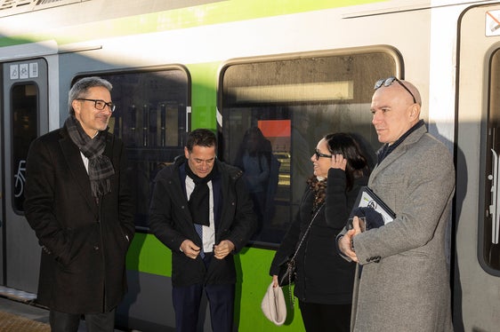 Beim Aussteigen aus dem Zug in Franzensfeste: RFI-Geschäftsführer Aldo Isi (erster von rechts) und Landeshauptmann Arno Kompatscher (links), der betonte: Ein weiterer wichtiger Schritt in Richtung nachhaltige Mobilität: Bis zuletzt wurde auf der Bestandsstrecke der Pustertalbahn mit großem Einsatz gearbeitet, damit rechtzeitig für die Olympischen Winterspiele wieder Züge im gesamten Pustertal verkehren können.
(Foto: LPA/Tiberio Sorvillo)