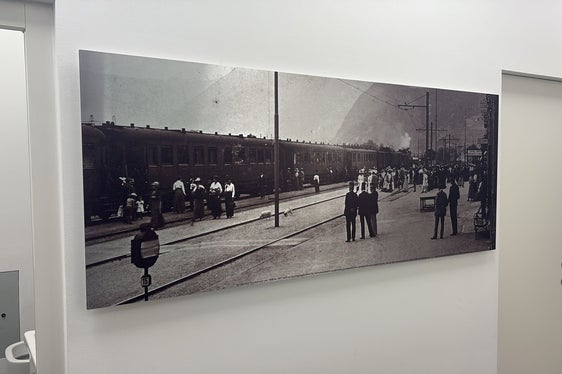 Particolare attenzione è stata riservata alla tutela dell’edificio, costruito in epoca austro-ungarica. Il progetto ha seguito le indicazioni dell’Ufficio Beni architettonici e artistici della Provincia autonoma di Bolzano e ha riguardato, tra l’altro, il ripristino degli infissi storici per garantire coerenza con il contesto originario. (Foto: USP/Dipartimento Infrastrutture e Mobilità)