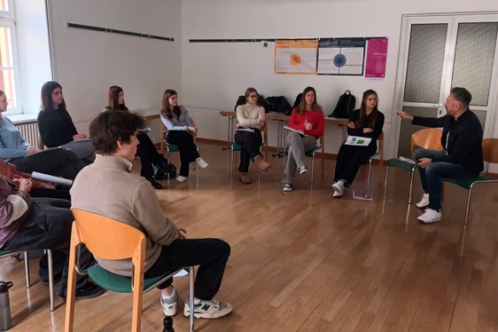 Den Blick auf die Zukunft schärfen: Darum ging es im Workshop Gestalten, was kommt: Wie können Wirtschaft, Bildung und Kreativität gemeinsam eine nachhaltige Entwicklung ermöglichen? Die Antworten suchten im gemeinsamen Austausch Schülerinnen und Schüler der dritten, vierten und fünften Klassen der Oberschulen. (Foto: LPA/Deutsche Bildungsdirektion/Michele Cattani)