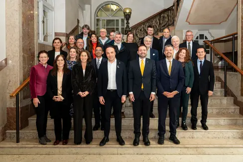 Da destra in prima fila gli assessori alla Cultura Alfreider, Galateo e Achammer assieme alle componenti e ai componenti della Consulta provinciale culturale, riunitasi il 25 novembre a Palazzo Widmann (Foto. USP/Fabio Brucculeri)