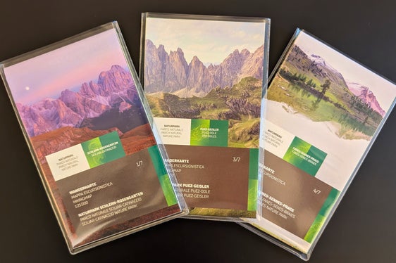 Besucherinnen und Besucher der Naturparks lenken, informieren und zu einem achtsamen Umgang mit dem Gut Natur und Landschaft hinführen: Das ist das Ziel der drei neuen Wanderkarten für die Dolomiten-Naturparks Schlern-Rosengarten, Puez-Geisler und Fanes-Sennes-Prags. (Foto: LPA/Vera Brunetti)