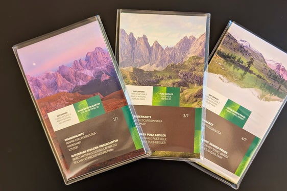 Orientare, informare e sensibilizzare i visitatori dei parchi naturali ad un approccio rispettoso del patrimonio naturale e paesaggistico: è questo l'obiettivo delle tre nuove mappe escursionistiche dei Parchi naturali delle Dolomiti Sciliar-Catinaccio, Puez-Odle e Fanes-Senes-Braies. (Foto: USP/Vera Brunetti)