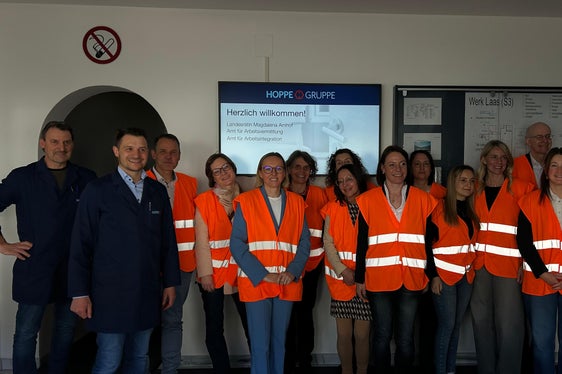 Auf Besuch in der HOPPE AG: Arbeits-Landesrätin und Mitarbeiter ihres Ressorts bei der Führung durch den Produktionsbetrieb, der auch bei der Integration von Menschen mit Behinderung vorbildlich agiert. (Foto: LPA/Ressort Europa, Arbeit, Personal)