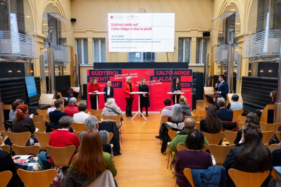 Die Kampagne „Südtirol steht auf“ wurde am heutigen 18. November im Innenhof des Palais Widmann vorgestellt. (Foto: LPA/Fabio Brucculeri)