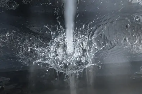 La gestione ottimale dell'acqua è una priorità assoluta per il settore agricolo. Ora, con i nuovi contributi per i serbatoi di stoccaggio, l'assessore Schuler anticipa l'adozione di ulteriori misure (Foto: Oskar Verant)