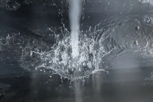 Jährlich fallen in Südtirol 5000 Millionen Kubikmeter Regen, drei Prozent davon verbraucht die Landwirtschaft. Ein sorgsamer Umgang mit Wasser sei das Gebot der Stunde für alle, betont Landwirtschaftslandesrat Schuler. (Foto: Oskar Verant)