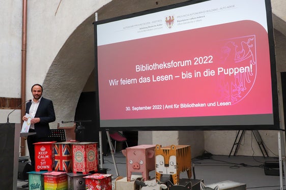 Landesrat Achammer unterstrich eingangs die Wichtigkeit der Bibliothek als sozialem und kulturellem Dritten Ort: ein alltäglicher Ort der Begegnung, wo Menschen im Zentrum stehen, sich treffen, austauschen, im Internet surfen oder auch nur inmitten von Büchern verweilen können. (Foto: LPA/Amt für Bibliotheken und Lesen)