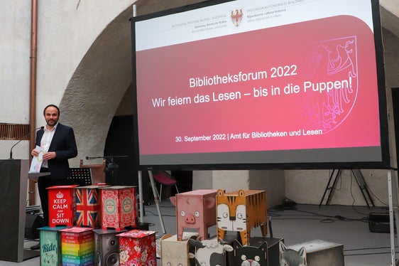 Landesrat Achammer unterstrich eingangs die Wichtigkeit der Bibliothek als sozialem und kulturellem Dritten Ort: ein alltäglicher Ort der Begegnung, wo Menschen im Zentrum stehen, sich treffen, austauschen, im Internet surfen oder auch nur inmitten von Büchern verweilen können. (Foto: LPA/Amt für Bibliotheken und Lesen)