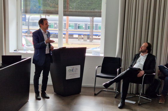 Da sinistra il direttore del Servizio Mercato del lavoro, Stefan Luther, e l'assessore provinciale, Philipp Achammer, nel corso della conferenza stampa/evento informativo svoltosi oggi (17 maggio) nel Palazzo provinciale 11 di via Renon 4, a Bolzano (Foto: ASP/mdg)