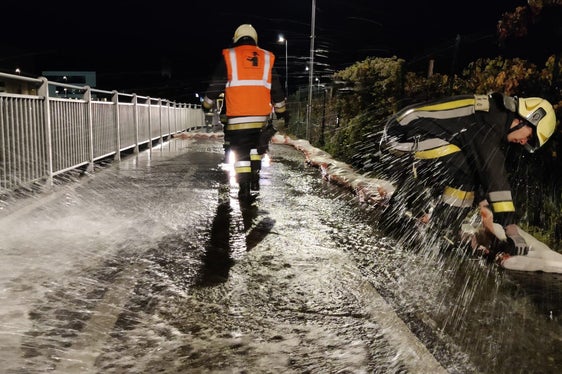 In Bozen wurde am orographisch rechten Eisackufer auf der Höhe des Mila-Gebäudes im Zuge der Hochwasserübung der Radweg überflutet. (Foto: LPA/Freiwillige Feuerwehr Bozen)