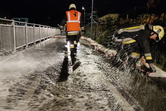In Bozen wurde am orographisch rechten Eisackufer auf der Höhe des Mila-Gebäudes im Zuge der Hochwasserübung der Radweg überflutet. (Foto: LPA/Freiwillige Feuerwehr Bozen)