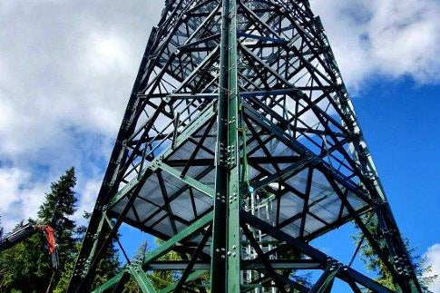 Il montaggio del ripetitore RAS nel nuovo sito di Racines (Foto: ASP/RAS)