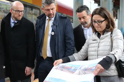 Durante un sopralluogo a Vipiteno, il sindaco di Val di Vizze Stefan Gufler, l'assessore provinciale alla Mobilità Daniel Alfreider, il direttore generale di sta Joachim Dejaco e Susanna Borelli, responsabile FS per le infrastrutture delle stazioni ferroviarie del Nord Italia, hanno discusso i progetti per la stazione di Vipiteno-Val di Vizze (Foto: ASP/Angelika Schrott)