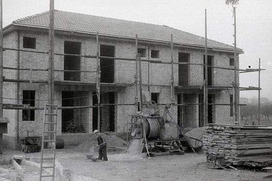 Die Wahl des Standorts der Montecatini-Werke in Sinich war bedingt durch die Verfügbarkeit großer Mengen elektrischer Energie, die von den nahen Wasserkraftwerken stammte. (Foto: Sisto Sisti, Fotoarchiv des Südtiroler Landesarchivs)