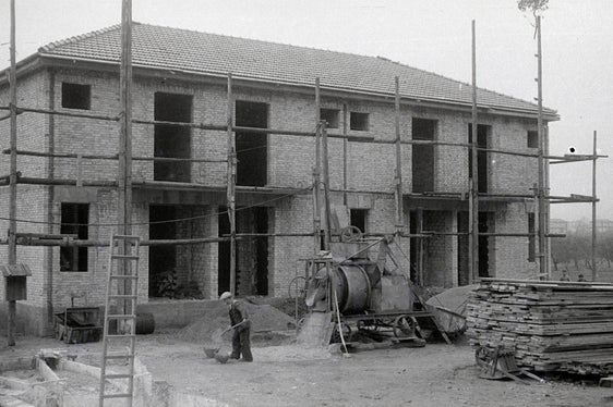 La scelta della sede degli stabilimenti Montecatini a Sinigo fu determinata dalla disponibilità di grandi quantità di energia elettrica proveniente dalle vicine centrali idroelettriche. (Foto: Sisto Sisti/Archivio provinciale)