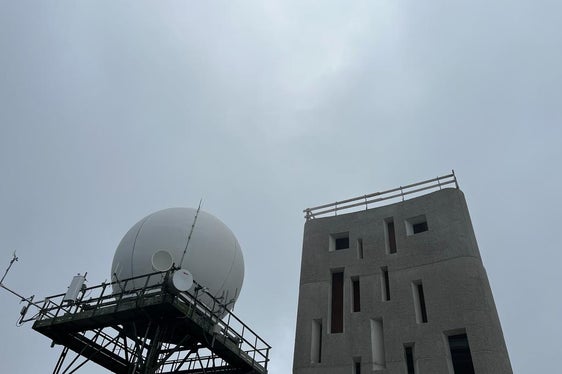 Radar Gantkofel alt (links) und neu (Foto: LPA/Landesamt für Meteorologie und Lawinenwarnung)