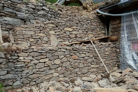 I lavori urgenti volti a proteggere l’edificio sottoposto a tutela storico-artistica nella malga Mitterkaser. (Foto: USP/Ufficio Sistemazione bacini montani ovest presso l’Agenzia per la Protezione civile)