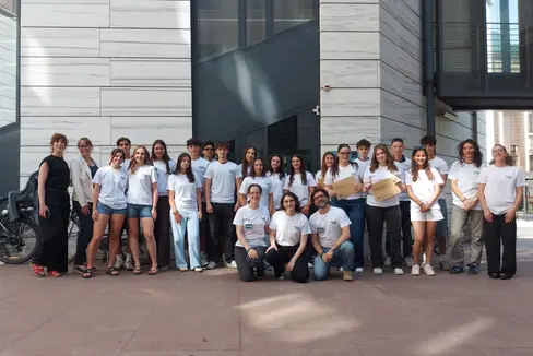 Sorridenti e raggianti per la nuova esperienza formativa in Germania. Foto di gruppo per le studentesse e gli studenti delle scuole secondarie in lingua italiana, che si apprestano a trascorrere parte del prossimo anno scolastico all'estero. (Foto: USP)