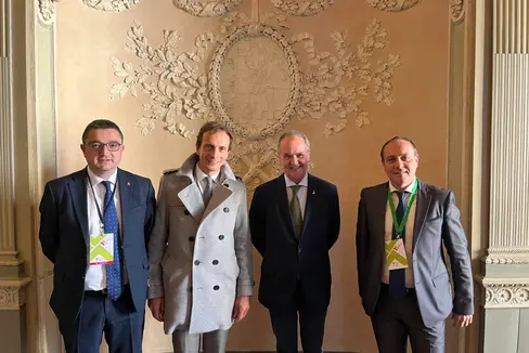 LH-Stellvertreter Vettorato (ganz rechts) mit Minister Calderoli, Regionenpräsident Fedriga und dem Trentiner LH Fugatti heute in Monza (Foto: LPA/Gabriel Marciano)