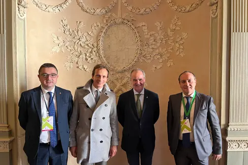 LH-Stellvertreter Vettorato (ganz rechts) mit Minister Calderoli, Regionenpräsident Fedriga und dem Trentiner LH Fugatti heute in Monza (Foto: LPA/Gabriel Marciano)