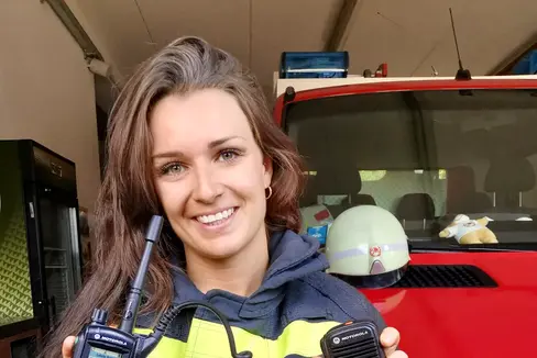 Tutti i 306 corpi dei Vigili del fuoco volontari dell’Alto Adige sono ora dotati di radio digitali: in foto un vigile del fuoco del corpo volontario di Postal (Associazione Provinciale dei Vigili del fuoco/Vigili del fuoco volontari).