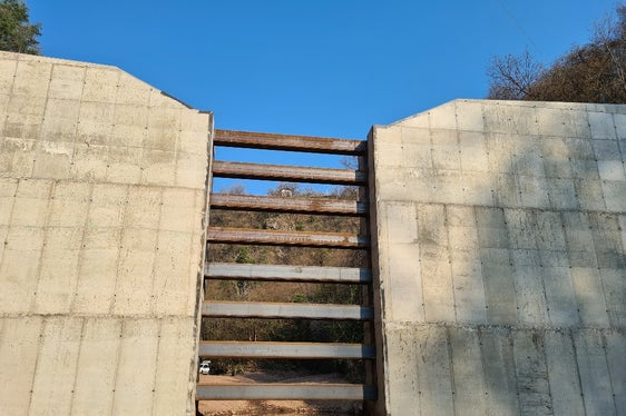 La nuova briglia filtrante nel rio Fago (nella foto vista dal lato della montagna): le traverse in acciaio possono essere rimosse dall'alto (Foto: ASP/Ufficio sistemazione bacini montani Nord)