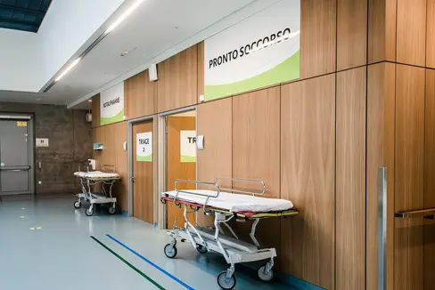 Die Notaufnahme im Krankenaus Bozen ist weiterhin unter Druck, jedoch seien leichte Rückgänge zu beobachten, betont das Ressort für Gesundheit und Gesundheitsprävention. Gerade die starke Belastung der Notaufnahme mache die Gemeinschaftshäuser umso wichtiger. (Foto: LPA/Claudia Corrent)