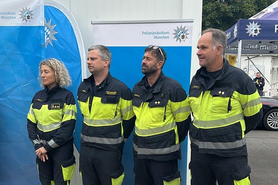 Il supporto altoatesino all’Oktoberfest è caratterizzato da “competenza, passione e spirito di squadra”: da sinistra l’ufficiale Francesca Monti, Johann Faller, Patrik Albertini e Michael Hofer del Corpo permanente dei vigili del fuoco di Bolzano (Foto: USP/Vigili del fuoco München/Milberg)