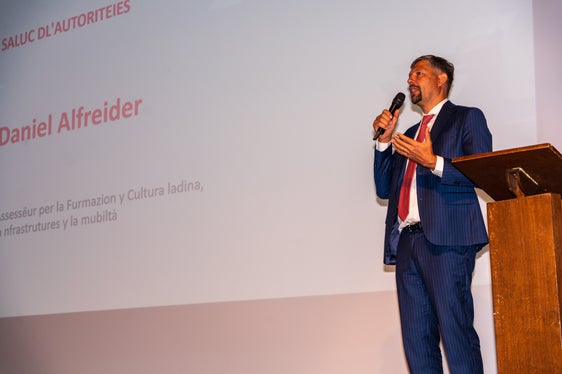 L’assessore provinciale Daniel Alfreider ha evidenziato l’importanza di una scuola ladina forte per l’identità linguistica e culturale. (Foto: USP/Direzione Istruzione, Formazione e Cultura ladina/Bruno Ferdigg)