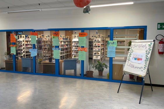 Bibliotheken, Schulbibliotheken und Sprachenzentren können sich noch bis 21. März für den Vorlesetag 2025 im KOI anmelden. (Foto: LPA/KOI/Mittelschule Egger Lienz, Bozen)