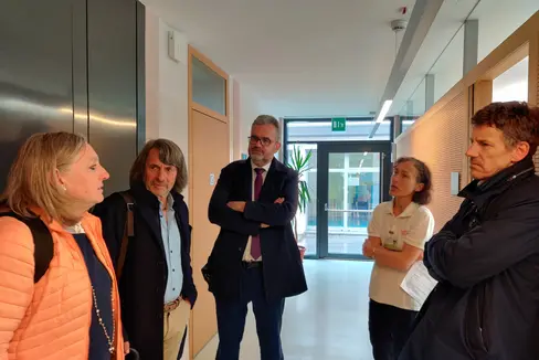 Besuch im Sprengel Wipptal: v. l. Abteilungsdirektorin Laura Schrott, Landesrat Hubert Messner, Ressortdirektor Michael Mayr, Pflegekoordinatorin Karin Hofer, Primar der Basismedizin Markus Markart. (Foto: LPA/Samuel Vieider)