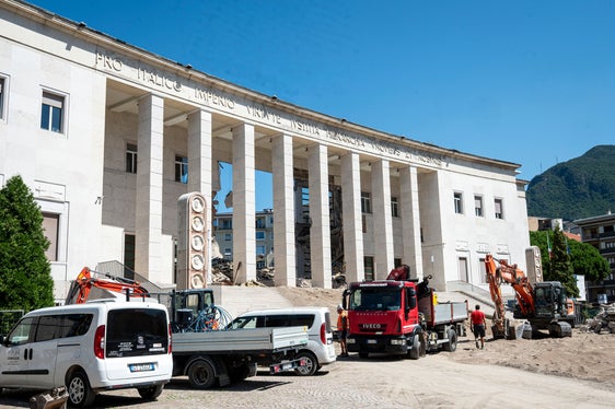 Die Sicherung der Fassade und der verbliebenen, intakten Gebäudeteile ist im Moment die zentrale Aufgabe der am Unfallort beschäftigten Bauarbeiter und Techniker. (Foto: LPA/Fabio Brucculeri)