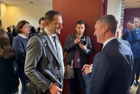 Besondere Bedürfnisse der kleinen landwirtschaftlichen Betriebe besprochen: Südtirols Landwirtschaftslandesrat Luis Walcher mit EU-Kommissar Christophe Hansen (links) (Foto: LPA)