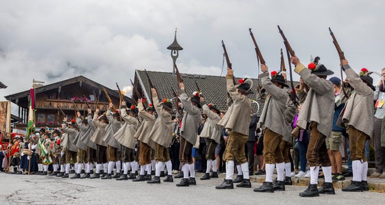Der traditionelle Landesübliche Empfang am Kirchplatz in Alpbach mit der Musikkapelle und den Schützen Alpbach sowie den Traditionsvereinen. (Foto: Land Tirol/Sedlak)
