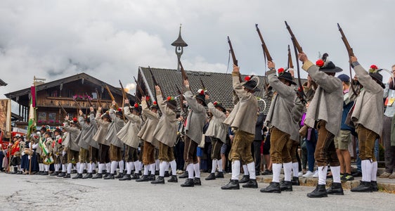 Il tradizionale ricevimento nella piazza della chiesa di Alpbach con la banda e i tiratori di Alpbach e le associazioni tradizionali. (Foto: Land Tirol/Sedlak)