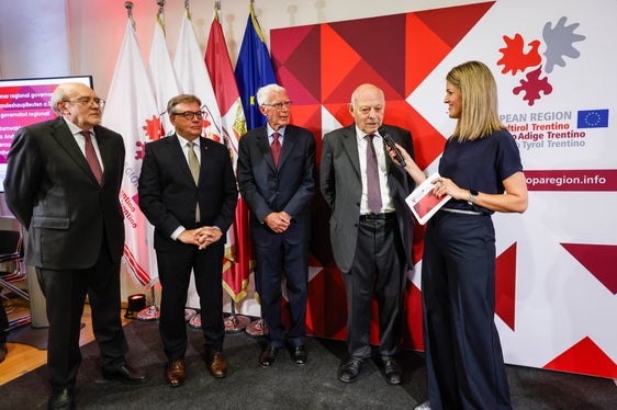 An der Jubiläumsfeier nahmen auch die ehemaligen Landeshauptleute und Gründer der Euregio-Vertretung, Lorenzo Dellai (von links), Günther Platter, Carlo Andreotti und Luis Durnwalder teil. Die Feier moderierte Claudia Messner, Direktorin der Abteilung Presse und Kommunikation des Landes Südtirol. (Foto: Euregio/Elio Germani)