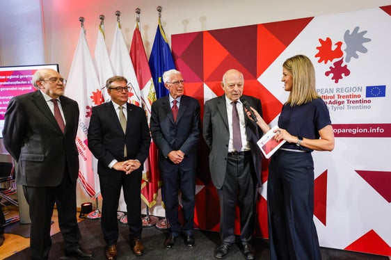 An der Jubiläumsfeier nahmen auch die ehemaligen Landeshauptleute und Gründer der Euregio-Vertretung, Lorenzo Dellai (von links), Günther Platter, Carlo Andreotti und Luis Durnwalder teil. Die Feier moderierte Claudia Messner, Direktorin der Abteilung Presse und Kommunikation des Landes Südtirol. (Foto: Euregio/Elio Germani)