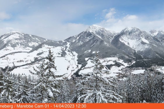Winterliche Verhältnisse in Enneberg auf 1615 Höhenmetern. Gebietsweise schneit es auch noch heute, größere Schneemengen sind aber nur mehr am Alpenhauptkamm zu erwarten. (Foto: https://www.ras.bz.it/de/webcams/ 14.04.2023)